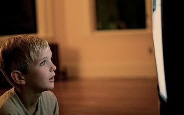 การดูทีวีมีผลต่อบุตรหลานของคุณอย่างไร